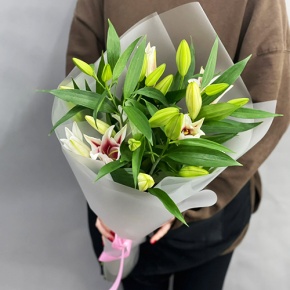 Монобукет из 3 бело-розовых лилий в Ликино-Дулёво
