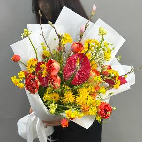 Букет с кустовыми ранункулюсами, антуриумом, тюльпанами и нарциссами в Ликино-Дулёво