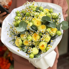 Букет "Иветта" из лимонных пионовидных кустовых роз и ромашек в Ликино-Дулёво