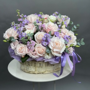 Композиция в корзине из французских роз и ароматных маттиол в Ликино-Дулёво