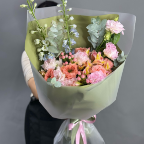 Букет "Таинственное очарование" из мазровых роз Риджентс парк, гиперикума, альстромерий, эустом и дельфиниума в Ликино-Дулёво