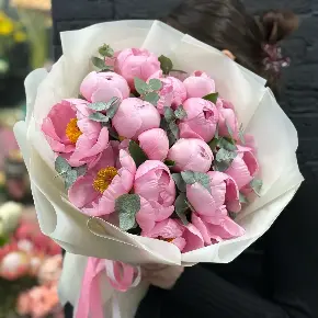 Букет из 15 лососевых пионов с эвкалиптом в Ликино-Дулёво