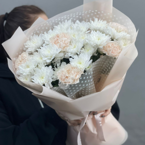 Букет из хризантем и диантусов пудра в Ликино-Дулёво