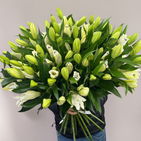 Объемный букет из 27 ароматных белых лилий в Ликино-Дулёво