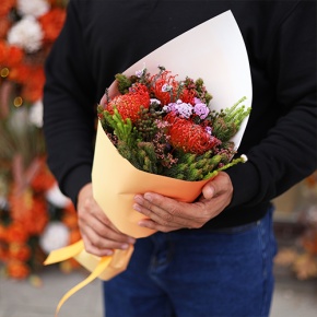 Букет "Капс" из лейко и экзотики в Ликино-Дулёво