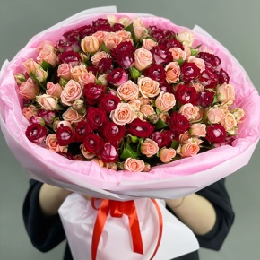 Букет "Рубиновый гранит" из 35 кустовых роз микс (50 см) в Ликино-Дулёво