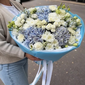 Букет "Голубые облака" из хризантемы, диантусов, Голландской гортензии, дельфиниума и эустомы в Ликино-Дулёво