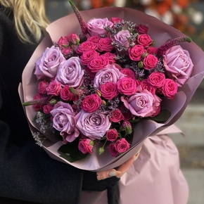 Букет "Малиновый вечер" из кустовых малиновых роз, вероники, лимониума и роз Меритим в Ликино-Дулёво