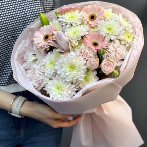 Букет "Дружба" из хризантемы, пионовидной лилии, гербер, диантусов и кустовых роз в Ликино-Дулёво