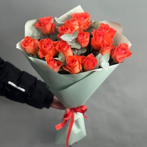 Букет из 15 морковных роз с эвкалиптом (50 см) в Ликино-Дулёво