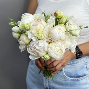Свадебный букет из эустом и пионов в Ликино-Дулёво