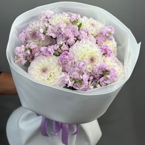 Букет "Чарующий" из георгин и ароматных маттиол в Ликино-Дулёво