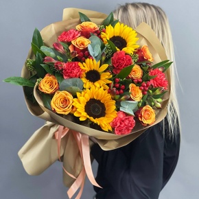 Букет "Ричи" из подсолнухов, альстромерий, гиперикума, роз, скиммии и диантусов в Ликино-Дулёво