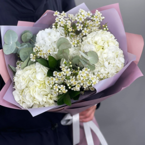 Букет "Суприм" из гортензий и хамелациума в Ликино-Дулёво