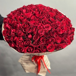 Букет 101 красная роза Кения в крафте (50 см) в Ликино-Дулёво