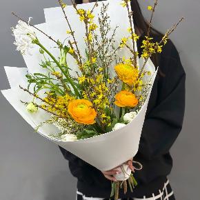 Весенний букет с желтыми ранункулюсами и цветущими ветками форзиции в Ликино-Дулёво