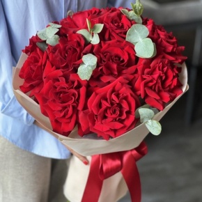 Букет "Красная пантера" из 13 роз Эквадор и эвкалипта в Ликино-Дулёво