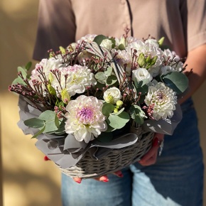 Композиция в корзине "Сюзи" из георгин, эустом и капса в Ликино-Дулёво