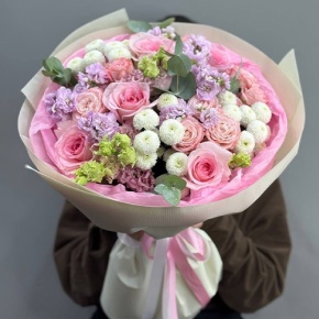 Букет "Влюбленный" из хризантем Ньютон, ароматных маттиол, эустом и пионовидных роз в Ликино-Дулёво