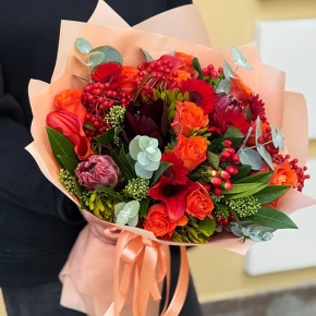 Букет "Красный закат" из калл, роз, калины, скиммии, гиперикума, сафари, гербер и капса в Ликино-Дулёво
