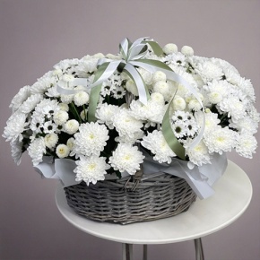 Композиция в корзине "Снежная лавина" из хризантем в Ликино-Дулёво