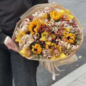 Букет "Биркин" из подсолнухов, орхидей, гиперикума, хризантем Виена в Ликино-Дулёво