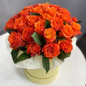 Композиция в шляпной коробке из 25 роз огненных роз в Ликино-Дулёво