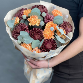 Букет "Персиковый раф" из хризантем Бигоуди, краспедии и диантусов в Ликино-Дулёво