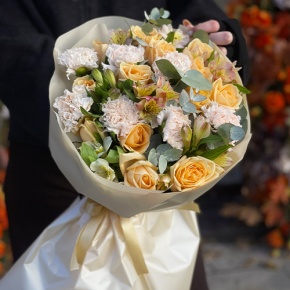 Букет "Пломбирный" из роз Аваланж, диантусов, альстромерий и эвкалипта в Ликино-Дулёво
