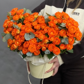 Композиция в шляпной коробке "Закат" из кустовых роз и эвкалипта в Ликино-Дулёво