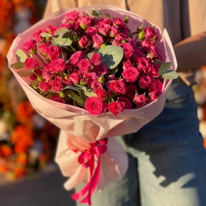 Букет из 15 кустовых малиновых роз и эвкалипта (40 см) в Ликино-Дулёво