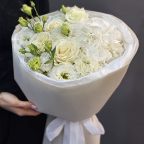 Букет "Нега" из Голландской гортензии, роз и эустом в Ликино-Дулёво