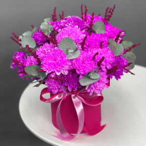 Композиция в шляпной коробке "Магия розового" из хризантем и лаванды в Ликино-Дулёво