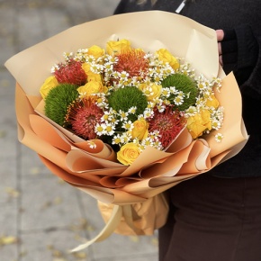Букет "Зельда" из диантусов Lux, лимонных роз, лейко и ромашек в Ликино-Дулёво