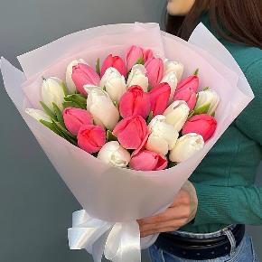 Букет из 25 кораллово-белых тюльпанов в Ликино-Дулёво