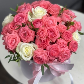 Композиция в шляпной коробке из белых и кустовых коралловых роз в Ликино-Дулёво