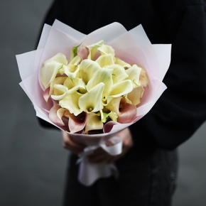 Букет из 25 калл нежный микс в Ликино-Дулёво