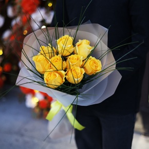 Букет "Еллоу" из 9 ярких роз с берграссом (70 см) в Ликино-Дулёво