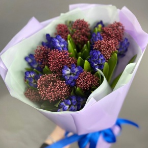 Букет "Твой яркий день" из гиацинтов и скиммии в Ликино-Дулёво