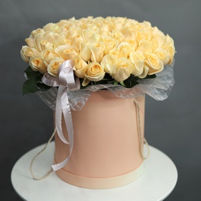 Композиция в шляпной коробке из 101 кремовой розы в Ликино-Дулёво
