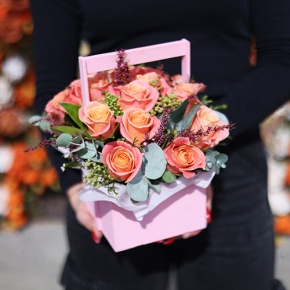 Композиция в ящике из роз Мисс Пигги и капса в Ликино-Дулёво