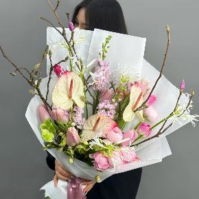 Авторский букет с антуриумами, ранункулюсами и цветущими ветками магнолии в Ликино-Дулёво