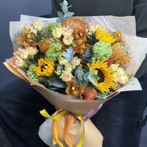 Букет "Сочиняй мечты" из подсолнухов, лейко, вибирнума, орхидей, калл, кустовых роз и талинума в Ликино-Дулёво