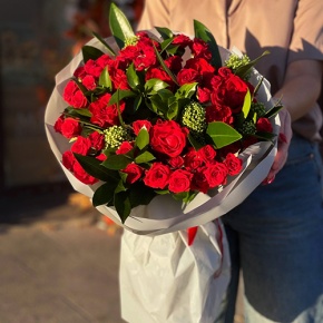 Букет "Всё возможно" из кустовых роз, скиммии, роз Эль Торо и рускуса в Ликино-Дулёво