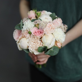 Свадебный букет диантусов, пионов, роз и озатамнуса в Ликино-Дулёво