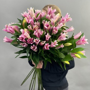 Букет из 17 розовых лилий в Ликино-Дулёво