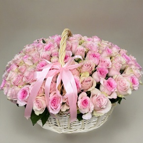 Композиция в корзине из 101 кенийской розы нежный микс (40 см) в Ликино-Дулёво