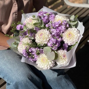 Букет "Совершенство" из георгин и ароматных маттиол в Ликино-Дулёво