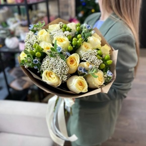 Букет "Мичиган" из пионовидных роз Баттеркап, озатамнуса, оксипеталума и гиперикума в Ликино-Дулёво