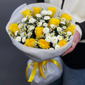 Букет "Синди" из лимонных роз, ромашек и хризантем сантини в Ликино-Дулёво